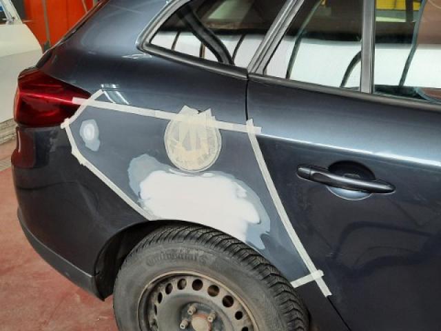 Renault Mégane en réparation de son aile arriére droite sans voilage de porte