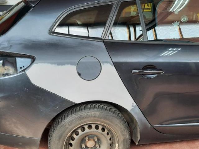 Renault Mégane en réparation de son aile arriére droite sans voilage de porte